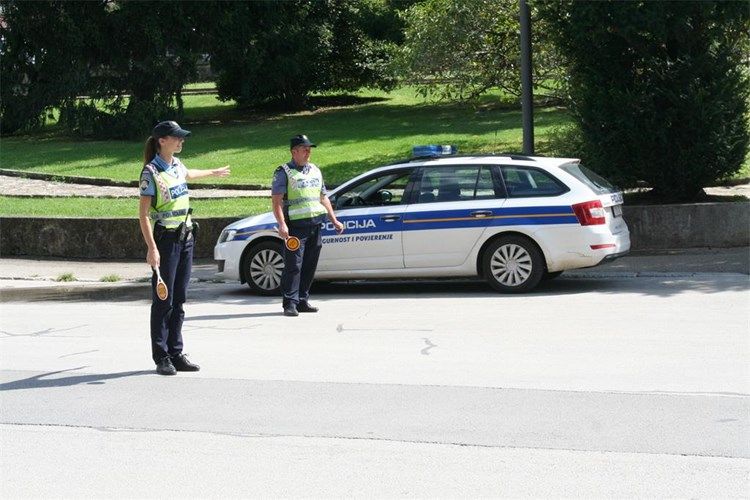 Pješak koji je neoprezno prelazio preko ceste, teže je ozlijeđen u prometnoj nesreći u Vinežu